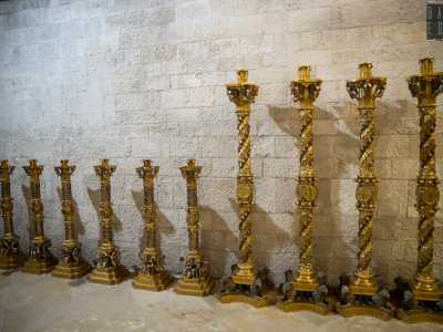 Sul lato sinistro staziona una serie di candelabri dorati...